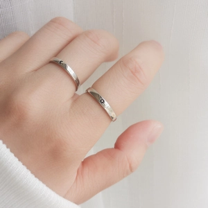 Minimalistisches 925 Silber Sonne und Mond Paar Ringe Set mit feinen Gravuren am Finger