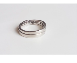 Makroaufnahme des S925 Sterlingsilber-Rings mit gravierten Stern- und Monddetails