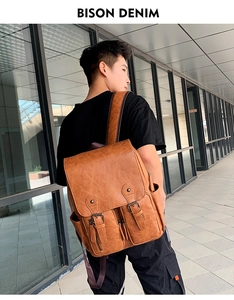 Photo extérieure d'un sac à dos vintage en similicuir marron avec plusieurs poches et rabat