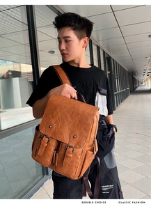 Mannequin portant un sac à dos en similicuir marron à poches multiples dans un hall moderne