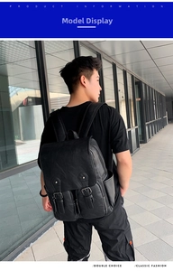 Détail d'un sac à dos vintage en cuir PU noir avec rabat à double boucle et poches latérales