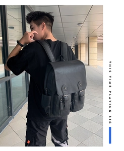 Sac à dos moderne en cuir noir pour homme avec rabat et deux poches magnétiques devant