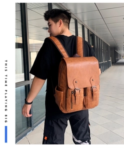 Sac à dos vintage pour homme en cuir PU marron avec double poche frontale sur modèle