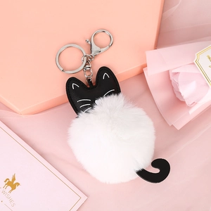 Dettaglio del portachiavi gatto nero di peluche creativo con coda in pelle PU e chiusura argento