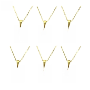 Détail du collier plaqué or 18K avec pendentif rond noir et lettre L gravée