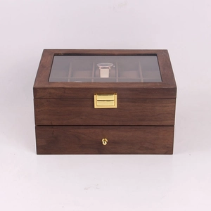 Vue détaillée du coffret à montres en bois de noyer à double couche avec fermoir doré