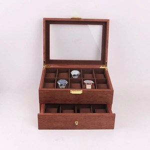 Détail macro du coffret à montres en bois double couche avec fenêtre en verre transparent