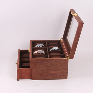 Vue détaillée du coffret à montres vintage en bois à double couche avec couvercle en verre