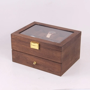 Détail de la boîte à montres en bois de noyer à double couche avec vitre et poignée dorée