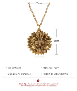 Détail du collier tournesol vintage montrant la taille du pendentif 3cm et la chaîne 55cm