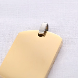 Pendente rettangolare dorato Stella della Vita con chiusura in argento su tessuto bianco