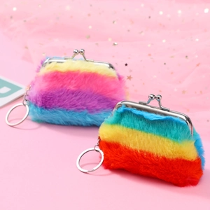 Pluche regenboog portemonnee met metalen sluiting en sleutelhanger op roze achtergrond