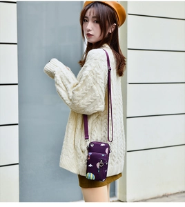 Sac à bandoulière violet en nylon pour téléphone avec imprimé montgolfière sur un mannequin