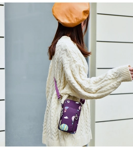 Vue détaillée du mini sac bandoulière violet imprimé montgolfière porté par un mannequin