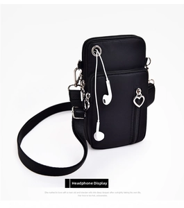 Vue détaillée du sac bandoulière noir avec fermeture éclair coeur et trou pour écouteurs