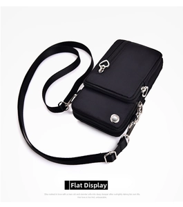 Détail du mini sac bandoulière en nylon noir avec trois zips et tirettes en forme de cœur