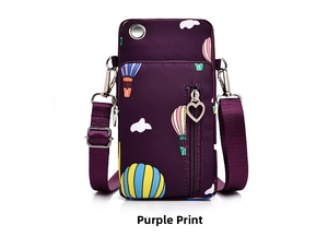 Détail de la pochette téléphone violette étanche avec zip cœur et port écouteurs