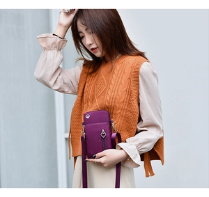 Détail de mini sac de téléphone en nylon violet avec fermeture cœur et prise casque
