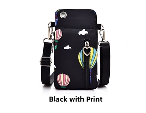Détail du sac de téléphone noir avec motif de ballon et fermeture éclair coeur en métal