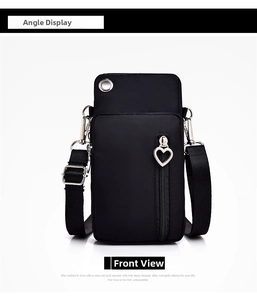 Gros plan sur un sac bandoulière en nylon noir avec tirette de zip cœur argenté