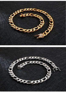 Détail de colliers à chaîne Figaro en or et argent avec boucles carrées et accents pavés