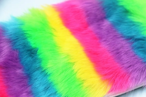 Dettaglio della trama in peluche arcobaleno e cerniera bianca dell'astuccio