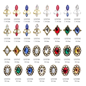 Bijoux d'ongles 3D en alliage avec cœurs et fleur de lys et pierres multicolores