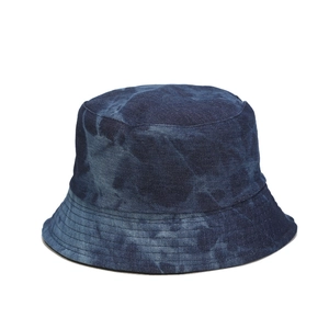 Dettaglio del cappello pescatore in denim tie-dye vintage con cuciture di rinforzo