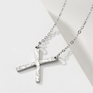 Collier minimaliste en acier inoxydable argenté avec pendentif lettre X martelé