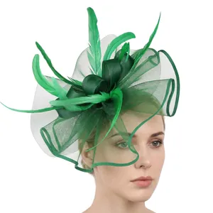Λεπτομερής όψη του πράσινου σμαραγδί fascinator με δίχτυ και φυσικά φτερά διακόσμησης