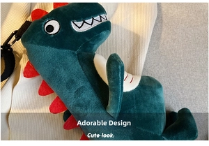 Gros plan du sac en peluche dinosaure vert avec nageoires rouges sur tissu blanc