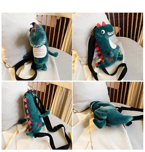 Vues multiples d'un sac à bandoulière dinosaure en peluche verte avec sangle
