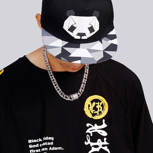 Collier chaîne cubaine en acier titane pour homme et casquette panda sur modèle