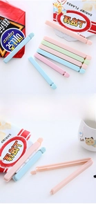 Détail de cinq pinces de scellage pour aliments pastel avec boucles en forme de cœur