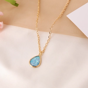 Elegante collar de cadena dorada con colgante de piedra semipreciosa azul gota
