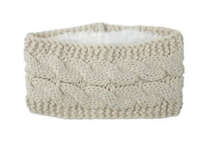 Nahaufnahme der Zopfstrick-Textur und des warmen Fleece-Futters beim Winterstirnband