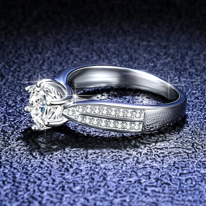 Makroaufnahme von 925 Silber Moissanit-Ring mit Sechs-Krallen-Fassung und Akzentsteinen