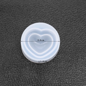 Makroansicht der runden Silikonform mit Herzvertiefung und Maßen von 3,6 cm x 1,4 cm