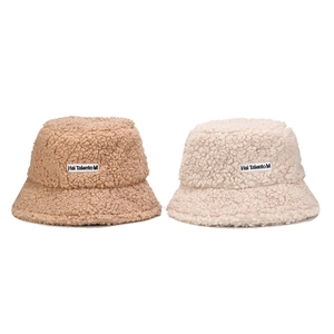 Chapeaux bob en polaire teddy camel et beige avec écussons brodés de lettres stylées