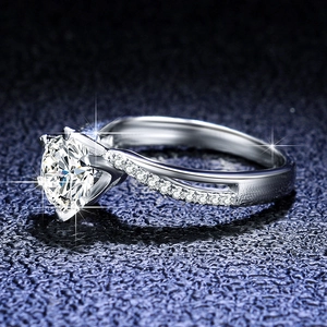 Macro di anello in argento s925 con moissanite a sei griffe e fascia a spirale