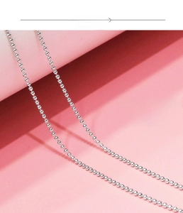 Vista macro di una collana a sfere minimalista in argento sterling 925 con grani lucidi