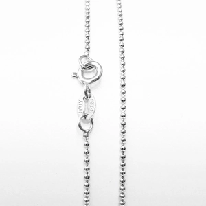 Dettaglio del fermaglio di una collana a sfere in argento S925 con punzonatura Italy
