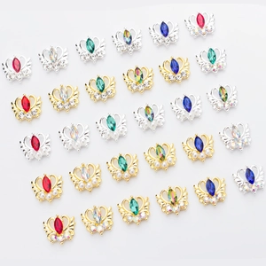 Vue détaillée de bijoux d'ongles en forme de cygne et couronne avec strass colorés
