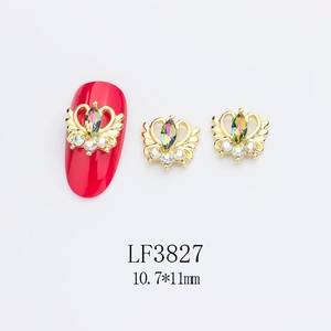 Détail d'un bijou d'ongle couronne de cœur doré 10,7x11mm avec cristal AB et strass brillants