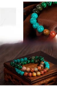 Détail macro de perles en turquoise naturelle sur socle en bois sculpté chinois