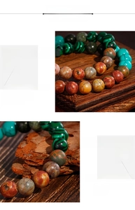 Détails des perles rondes en turquoise et malachite sur un support en bois rustique