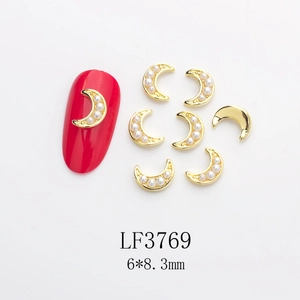 Detail of moon-shaped gold nail art charm with white pearl and size scale 6x8.3mm