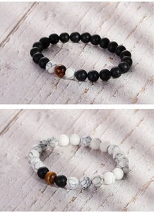 Detail von 8mm matten schwarzen Achat- und weißen Türkis-Perlenarmbändern mit Tigerauge