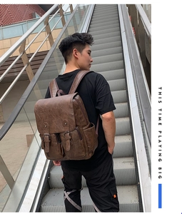 Homme portant un sac à dos en cuir PU marron vintage avec plusieurs poches en ville