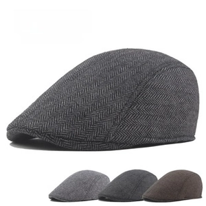 Détail des casquettes gavroche à chevrons en gris clair, gris foncé et couleur marron